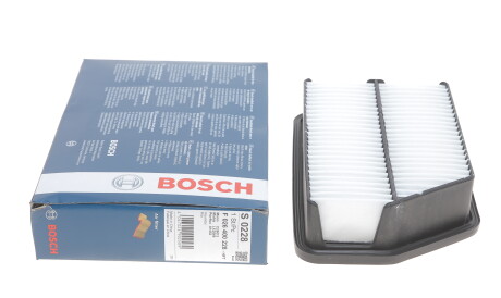 Воздушный фильтр - (281132S000, 281133X000, 281133Z100) BOSCH F 026 400 228