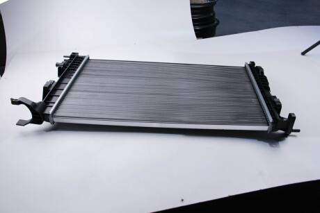 Фото 2 - Радіатор охолодження RENAULT 214105150R