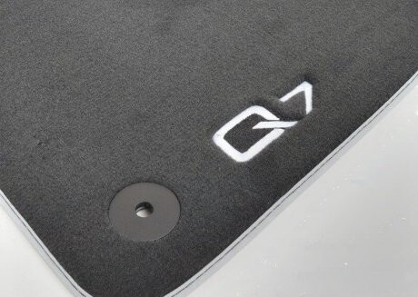 Напольные коврики (велюровые) Audi Q7 (4M) 2015- комплект передних 2 шт (черные) - VAG 4M1061275MNO (фото 1)