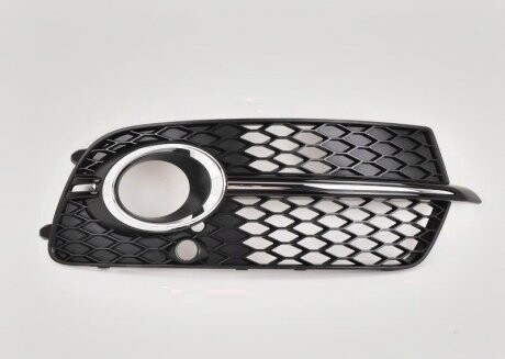 Решітка в бампер права - ((8R0807682NBJI)) VAG 8R0807682NBJI