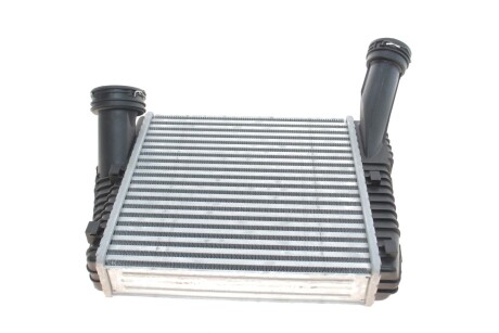 Радіатор інтеркулера Audi Q7 3.0/4.2TDI 06-15/VW Touareg 2.5/3.0TDI 03-18 (R) - (7L0145803A, 7L6145803C, 95511080300) Van Wezel 58004263